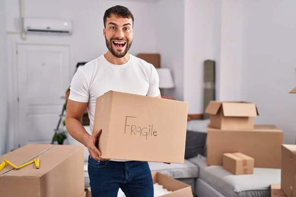 Knappe Spaanse Man Die Naar Een Nieuw Huis Verhuist Met — Stockfoto