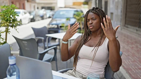 Afro Amerikaanse Vrouw Met Behulp Van Laptop Zweten Coffeeshop Terras — Stockfoto