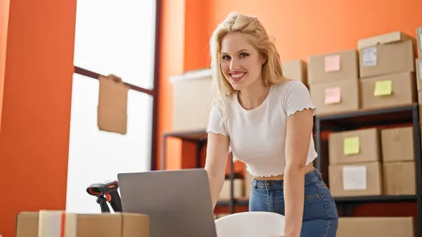 Genç Sarışın Kadını Ofisteki Dizüstü Bilgisayarını Kullanarak Gülümsüyor — Stok fotoğraf