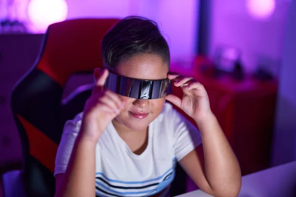 在游戏室用虚拟现实眼镜玩电子游戏时 他那可敬的惊慌失措的男孩流口水了 — 图库照片