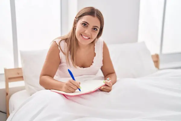 Joven Mujer Hispana Hermosa Escribiendo Cuaderno Sentado Cama Dormitorio — Foto de Stock