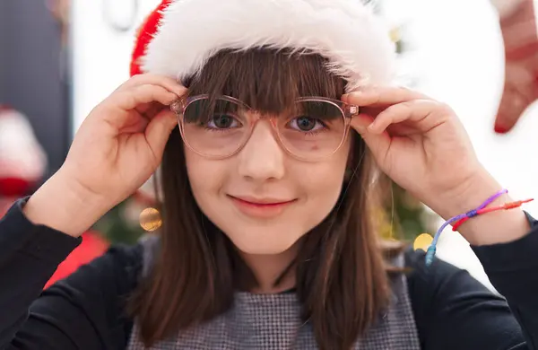 Evdeki Noel Ağacının Yanında Kendine Gülen Sevimli Spanyol Kız — Stok fotoğraf