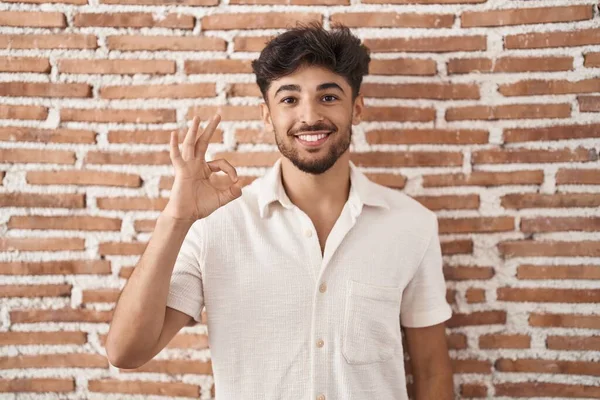 Duvarın Arkasında Duran Sakallı Arap Adam Gülümsüyor Parmaklarıyla Tamam Işareti — Stok fotoğraf