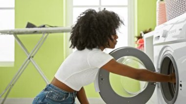 Çamaşır odasında kirli çorap kokan Afro-Amerikalı kadın.