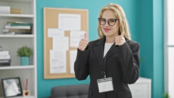 Νεαρή Ξανθιά Γυναίκα Επιχειρηματίας Κάνει Αντίχειρες Επάνω Χειρονομία Στο Γραφείο — Αρχείο Βίντεο