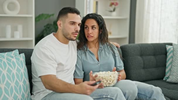 Άνδρας Και Γυναίκα Ζευγάρι Βλέποντας Ποδόσφαιρο Παιχνίδι Γιορτάζει Στο Σπίτι — Αρχείο Βίντεο
