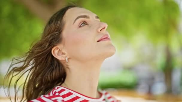 Mujer Rubia Joven Respirando Con Los Ojos Cerrados Parque — Vídeo de stock
