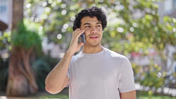 Hombre Latino Joven Hablando Smartphone Mirando Reloj Parque — Vídeo de stock