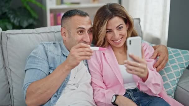 男男女女夫妇在家中举行怀孕测试视频通话 — 图库视频影像