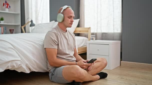Joven Hispano Escuchando Música Relajado Piso Dormitorio — Vídeos de Stock