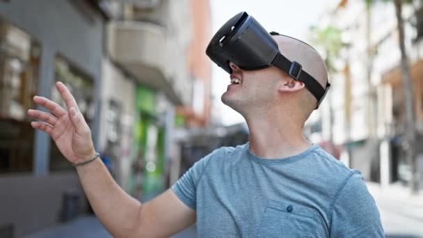 Junger Hispanischer Mann Spielt Videospiel Mit Virtual Reality Brille Auf — Stockvideo