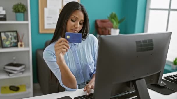 Jovem Mulher Latina Empresária Fazendo Compras Com Computador Cartão Crédito — Vídeo de Stock