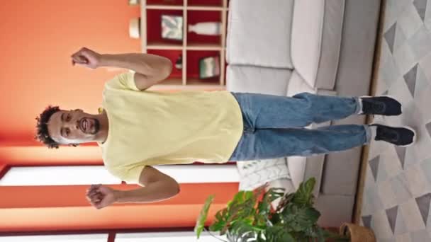 アフリカ系アメリカ人男性が自宅でビデオダンスを録画 — ストック動画