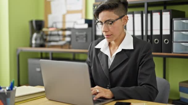 Joven Hermosa Mujer Hispana Trabajadora Negocios Usando Laptop Quitándose Los — Vídeo de stock