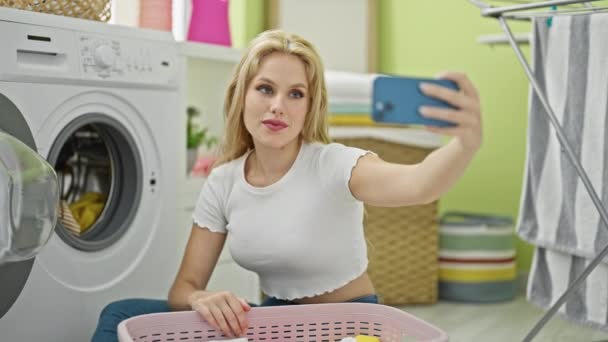 Mujer Rubia Joven Hacer Selfie Por Teléfono Inteligente Sala Lavandería — Vídeos de Stock