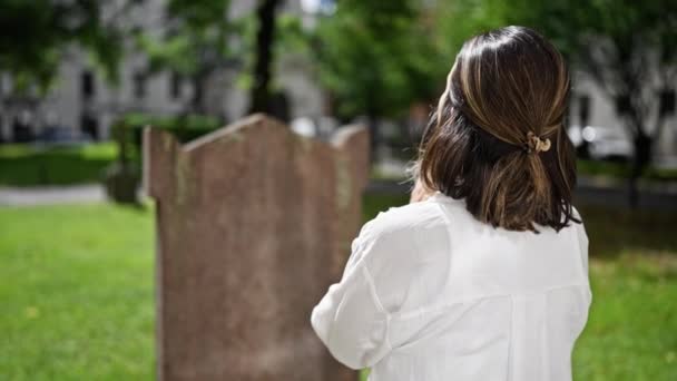 Όμορφη Νεαρή Ισπανίδα Που Προσεύχεται Και Θρηνεί Ταφόπλακα Στο Νεκροταφείο — Αρχείο Βίντεο