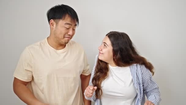 Homme Femme Couple Souriant Danse Confiant Ensemble Sur Fond Blanc — Video