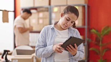Erkek ve kadın dış ticaret işçileri ofiste touchpad kullanıyorlar.