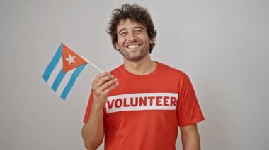 Genç İspanyol eylemci izole edilmiş beyaz arka planda Küba bayrağı tutuyor.