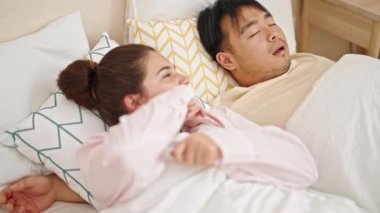 Erkek ve kadın yatak odasında horladığı için stresli.