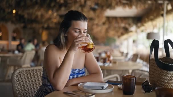 Ung Latinamerikansk Kvinna Dricker Ett Glas Vermouth Restaurangen — Stockvideo