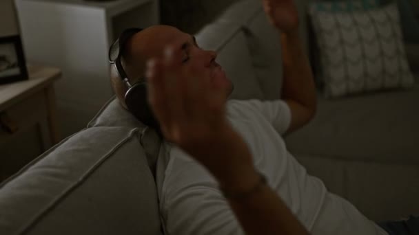 Jeune Homme Hispanique Écoutant Musique Détendue Sur Canapé Maison — Video