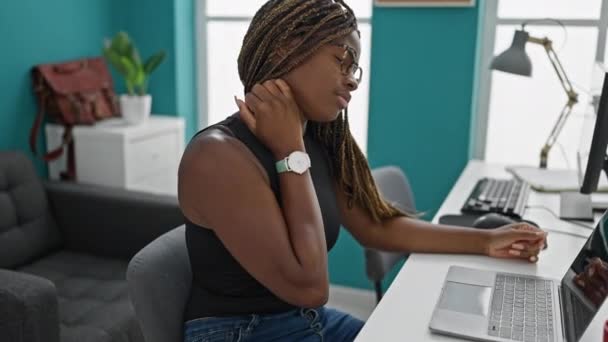 Αφροαμερικανή Εργαζόμενη Που Υποφέρει Από Αυχενικό Πόνο Και Εργάζεται Στο — Αρχείο Βίντεο