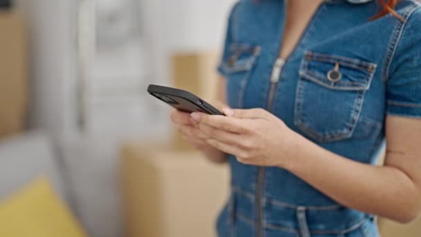 Mujer Pelirroja Joven Usando Teléfono Inteligente Pie Nuevo Hogar — Vídeo de stock