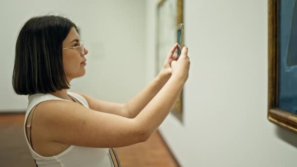 Jonge Mooie Spaanse Vrouw Bezoek Kunstgalerij Foto Maken Met Smartphone — Stockvideo