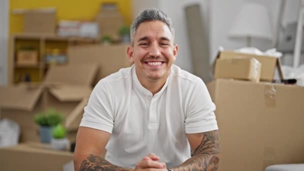 Jovem Hispânico Homem Ter Vídeo Chamada Sentado Sofá Nova Casa — Vídeo de Stock
