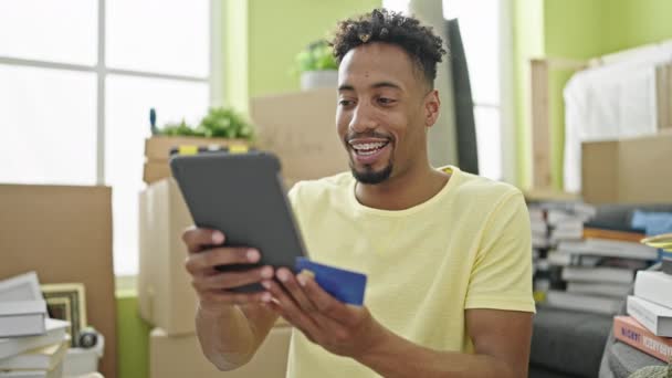 Afrikanischer Mann Mit Touchpad Und Kreditkarte Neuen Zuhause — Stockvideo