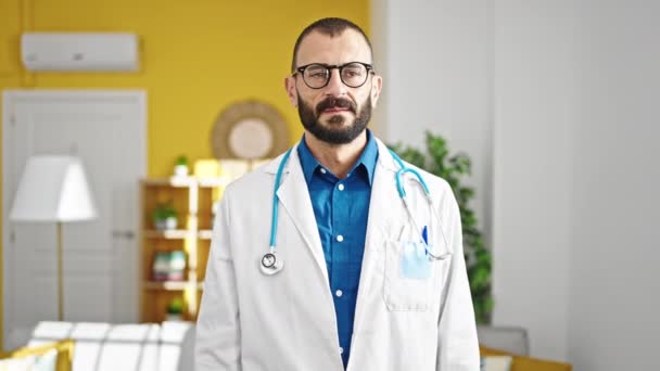 Genç Spanyol Doktor Ciddi Bir Ifadeyle Klinikte Başıyla Hayır Diyor — Stok video