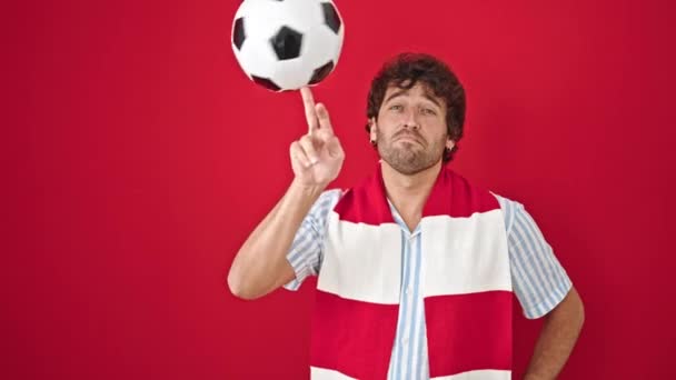 Jovem Hispânico Apoiando Equipe Futebol Jogando Com Bola Sobre Fundo — Vídeo de Stock