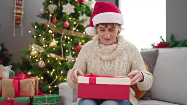 Olgun Spanyol Kadın Noel Şapkası Takıyor Evde Sürpriz Suratlı Hediyeleri — Stok video