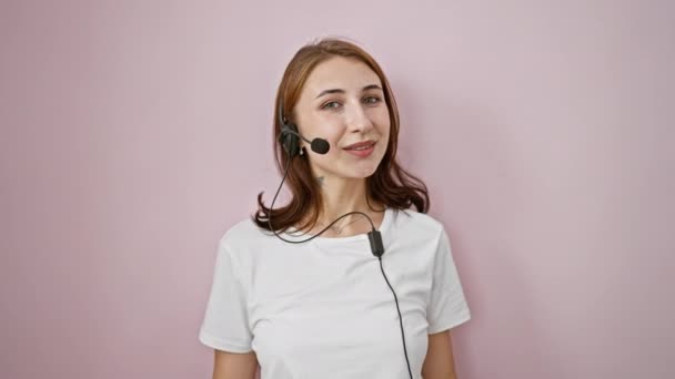 Mladá Žena Call Centrum Agent Mluví Přes Izolované Růžové Pozadí — Stock video