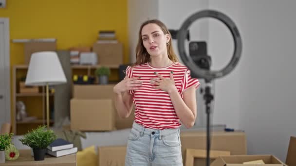 Joven Mujer Rubia Grabando Video Tutorial Por Teléfono Inteligente Nuevo — Vídeos de Stock