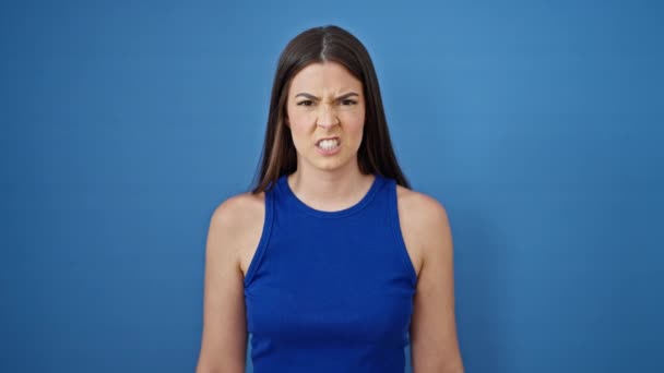 Jong Mooi Latino Vrouw Schreeuwen Luid Geïsoleerd Blauw Achtergrond — Stockvideo