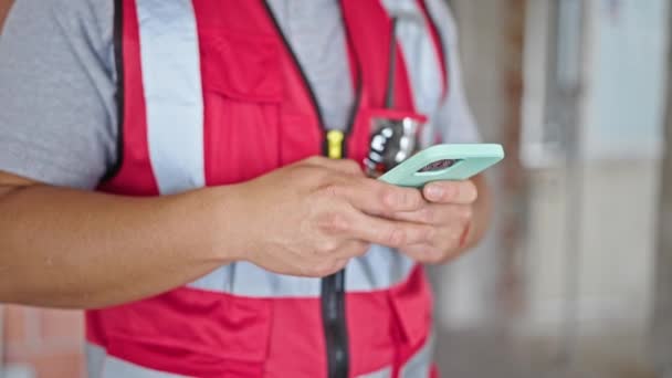 Bauarbeiter Nutzt Smartphone Auf Baustelle — Stockvideo