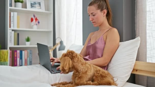Junge Kaukasierin Mit Hund Sitzt Mit Laptop Bett Und Lächelt — Stockvideo