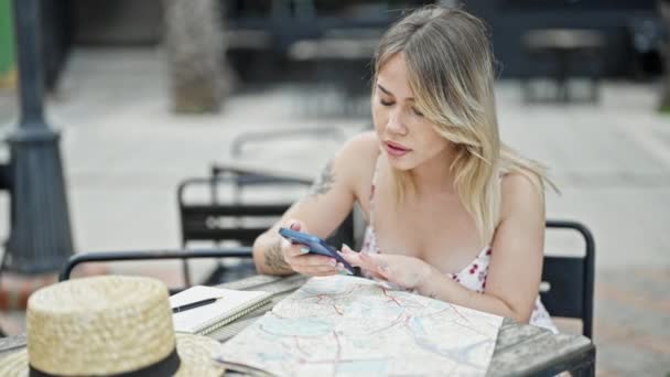 Giovane Donna Bionda Turistica Cerca Mappa Della Città Utilizzando Smartphone — Video Stock