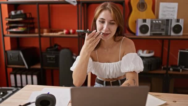 Jonge Vrouw Radio Verslaggever Werken Verzenden Spraakbericht Smartphone Radiostudio — Stockvideo