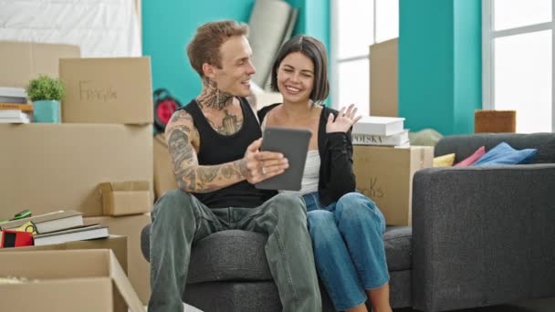 Schönes Paar Umarmt Sich Mit Touchpad Lächelnd Neuen Zuhause — Stockvideo