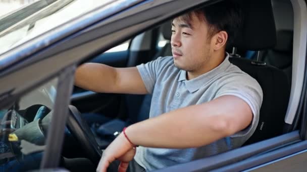 Zestresowany Jazdy Samochód Krzyczy Ulicy — Wideo stockowe