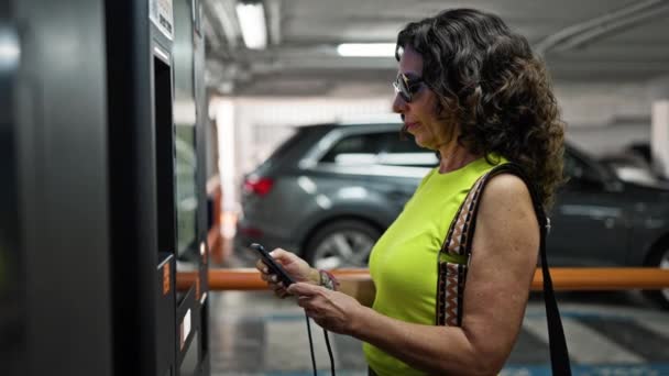 Mulher Hispânica Meia Idade Pagando Estacionamento Máquina — Vídeo de Stock