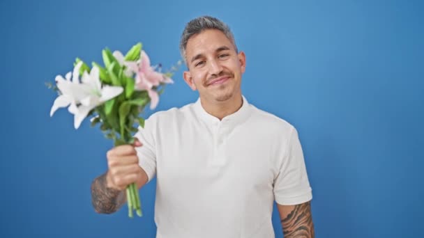 Mladý Hispánec Muž Usmívá Sebevědomě Drží Kytice Květin Přes Izolované — Stock video