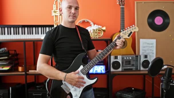 Mladý Hispánec Muž Hudebník Hraje Elektrickou Kytaru Úsměvem Hudební Studio — Stock video