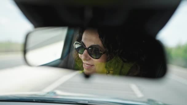 Mulher Hispânica Meia Idade Dirigindo Carro Olhando Para Retrovisor Espelho — Vídeo de Stock
