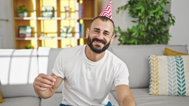 Junger Hispanischer Mann Lächelt Selbstbewusst Mit Geburtstagshut Hause — Stockvideo