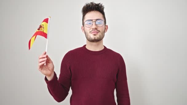 Jovem Hispânico Homem Sorrindo Confiante Segurando Espanha Bandeira Sobre Isolado — Vídeo de Stock