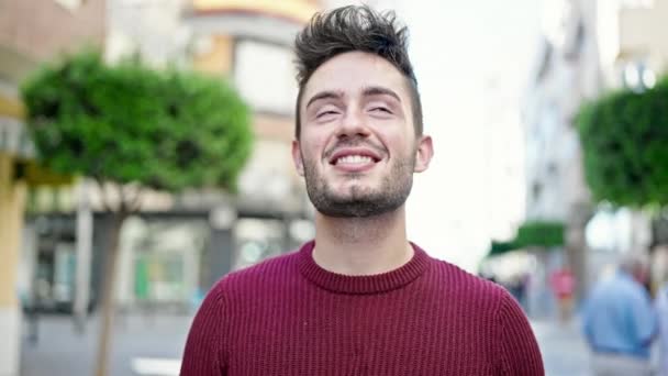 Młody Hiszpan Uśmiecha Się Pewnie Stojąc Ulicy — Wideo stockowe